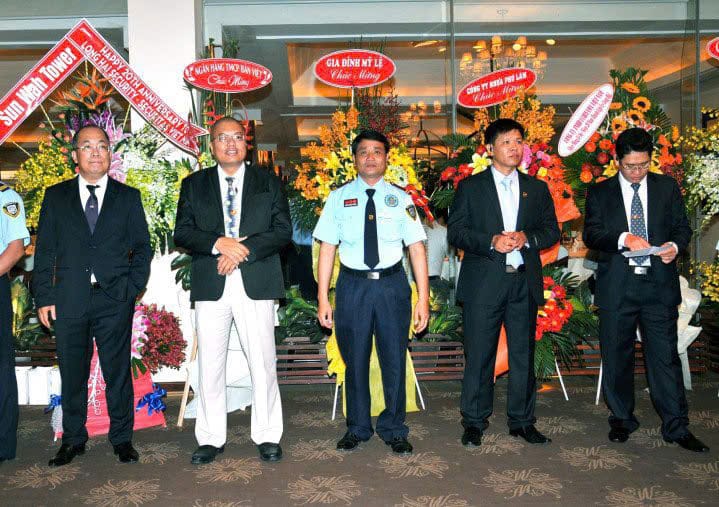 Ông Trần Văn Lăng đứng thứ hai từ bên trái sang