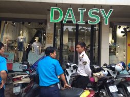 Dịch vụ bảo vệ cửa hàng