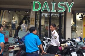 Dịch vụ bảo vệ cửa hàng