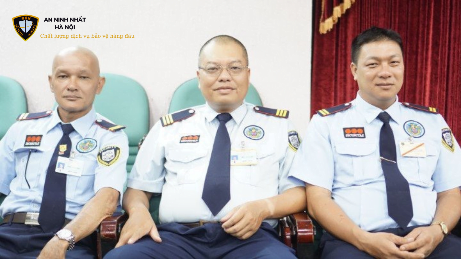 Ông Trần Văn Lăng ngồi chính giữa