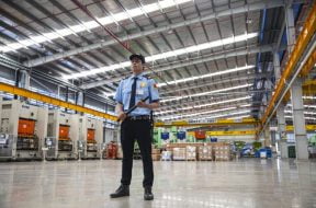 Đặc điểm của đội ngũ nhân viên bảo vệ kho hàng