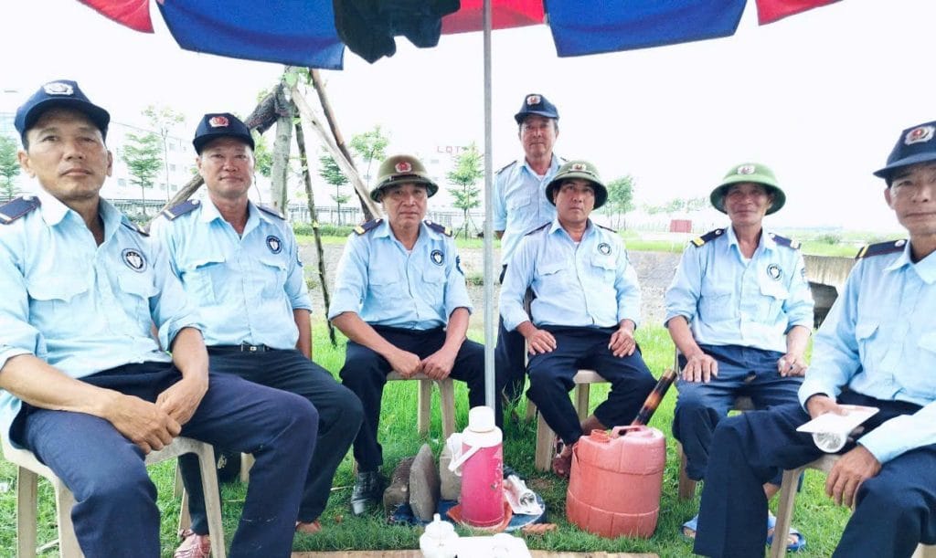 Nhân viên bảo vệ họp triển khai công tác phòng chống bão